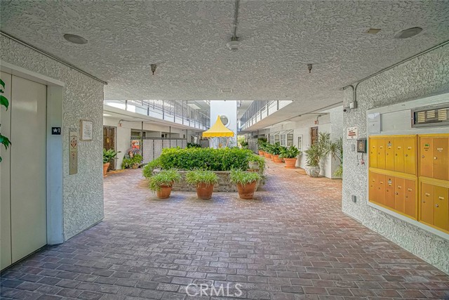 Detail Gallery Image 6 of 59 For 4950 Louise Ave #105,  Encino,  CA 91316 - 2 Beds | 2 Baths