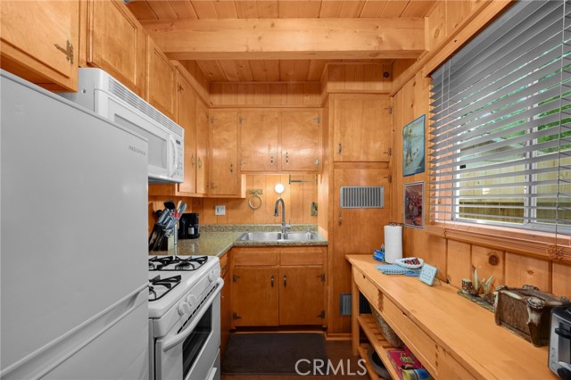 Detail Gallery Image 4 of 27 For 747 Holmes Ln, Sugarloaf,  CA 92386 - 2 Beds | 1 Baths