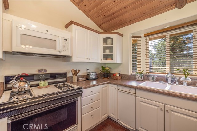 Detail Gallery Image 12 of 63 For 366 Mason Ln, Big Bear City,  CA 92314 - 5 Beds | 4/1 Baths
