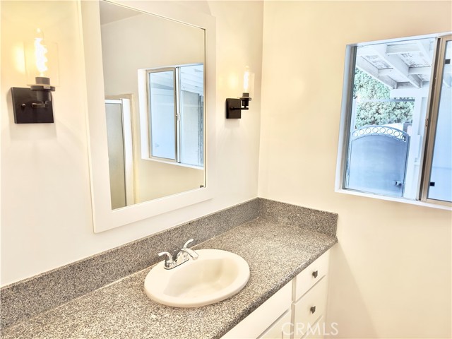 Detail Gallery Image 7 of 10 For 905 S Flower St #B,  Santa Ana,  CA 92703 - 1 Beds | 1 Baths