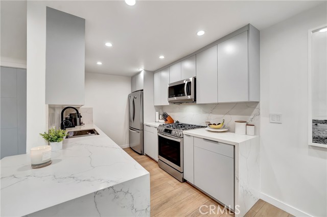 Detail Gallery Image 12 of 52 For 14727 Magnolia Bld #126,  Sherman Oaks,  CA 91403 - 2 Beds | 2/1 Baths