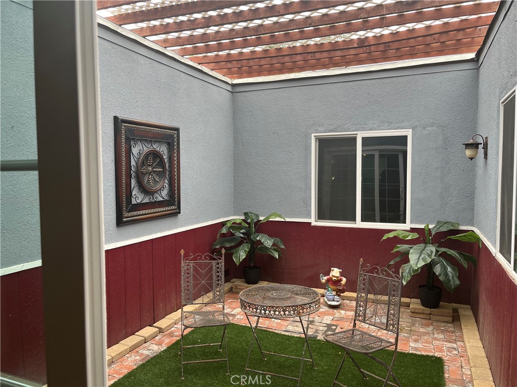 https://media.crmls.org/medias/0a553340-717d-4c1d-bbc2-f50df1c58624.jpg?preset=X-Large