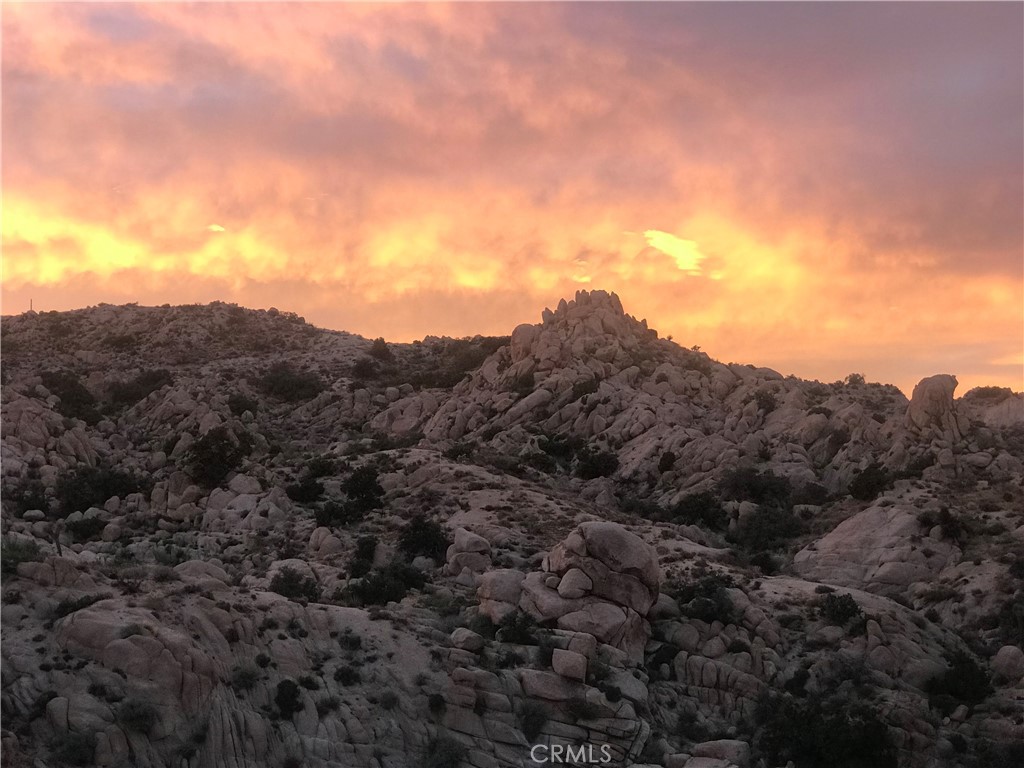 https://media.crmls.org/medias/0a56771e-920f-4f85-bc79-fb079e310798.jpg?preset=X-Large