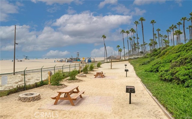 Perfect way to gather with family to enjoy the Ocean view & a fire Pit to keep warm.