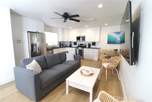 Detail Gallery Image 2 of 21 For 215 32nd Street a,  Newport Beach,  CA 92663 - 3 Beds | 2/1 Baths