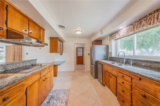 921 W Pioneer Drive, Anaheim CA: https://media.crmls.org/medias/0a5d87bb-ed42-4bea-8eba-8525e2947822.jpg