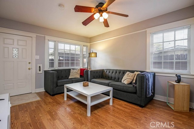 Detail Gallery Image 5 of 10 For 3225 E 4th, Long Beach,  CA 90814 - 2 Beds | 1 Baths