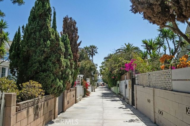 30 Dudley Ave, Venice CA: https://media.crmls.org/medias/0a6092a4-0b6b-438b-8c6e-3640fde8eee0.jpg