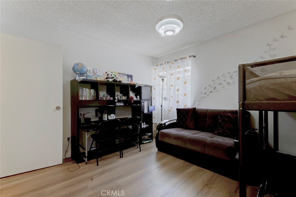 https://media.crmls.org/medias/0a621b70-6e5a-437b-9159-83043085e6b5.jpg?preset=X-Large