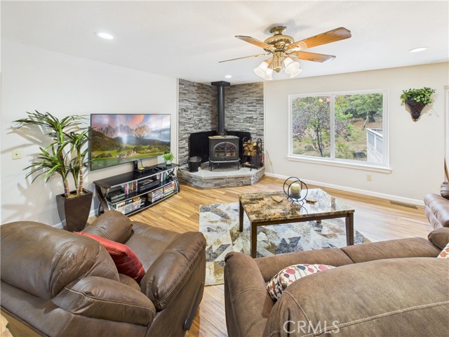 Detail Gallery Image 2 of 43 For 6107 Monte Vista, Mariposa,  CA 95338 - 3 Beds | 3 Baths