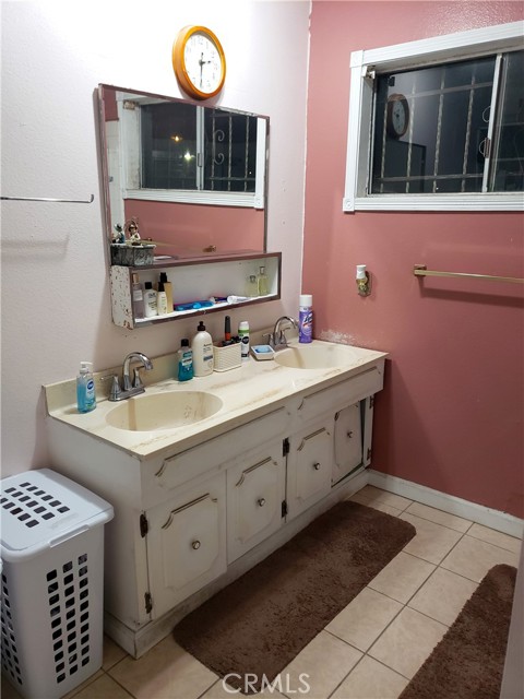 Detail Gallery Image 13 of 15 For 1500 W 107th, Los Angeles,  CA 90047 - 3 Beds | 2/1 Baths