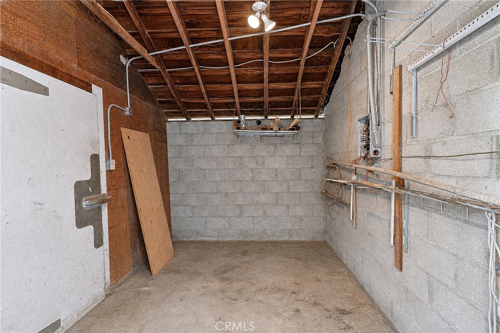 https://media.crmls.org/medias/0a663251-14a7-4426-8bc6-734100ec641f.jpg?preset=X-Large
