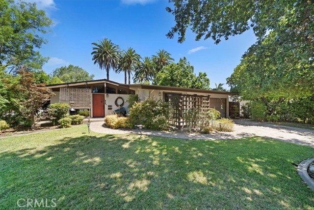 901 E Walnut Avenue, Glendora CA: https://media.crmls.org/medias/0a67a002-3b99-4fd0-b636-31e7aada2488.jpg