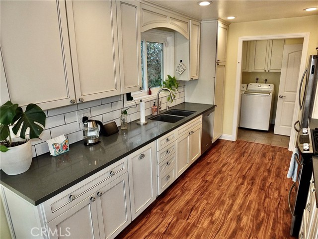 Detail Gallery Image 14 of 51 For 7901 E Ring St, Long Beach,  CA 90808 - 4 Beds | 2 Baths