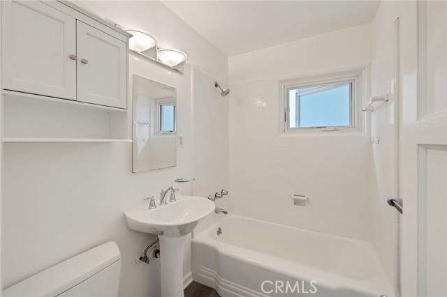 Detail Gallery Image 25 of 37 For 551 Avenue B, Redondo Beach,  CA 90277 - 3 Beds | 2/1 Baths