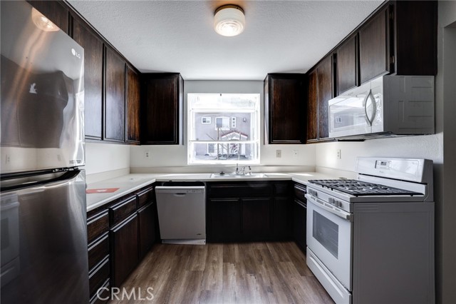 Detail Gallery Image 6 of 15 For 502 12th, Huntington Beach,  CA 92648 - 3 Beds | 2 Baths