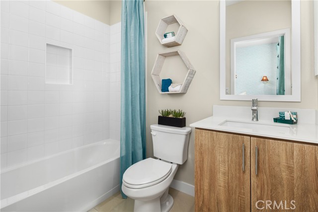 Detail Gallery Image 6 of 6 For 11722 Arkansas St #B,  Artesia,  CA 90701 - 3 Beds | 3 Baths