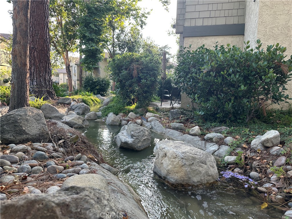 https://media.crmls.org/medias/0a722e77-b1b8-4e41-b47b-bab9d95df92d.jpg?preset=X-Large