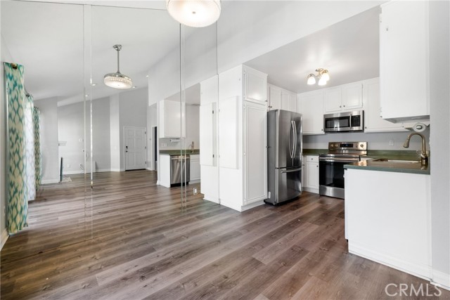 Detail Gallery Image 4 of 28 For 24 Seaside, Newport Beach,  CA 92663 - 2 Beds | 2 Baths