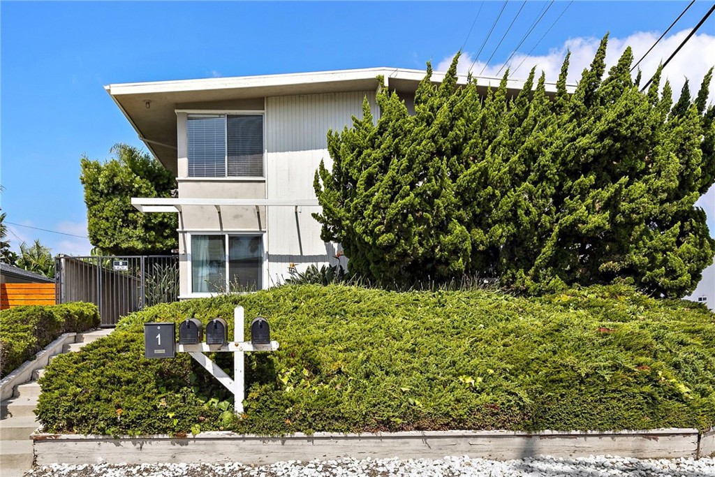 2 W Avenida San Gabriel #1