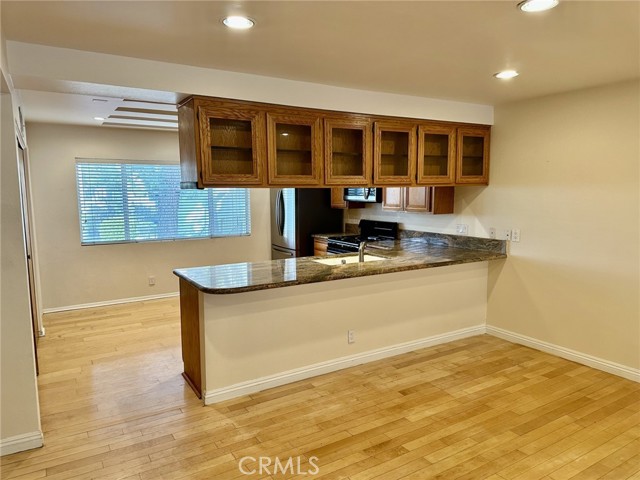 Detail Gallery Image 8 of 24 For 18354 Collins St #F,  Tarzana,  CA 91356 - 2 Beds | 2/1 Baths