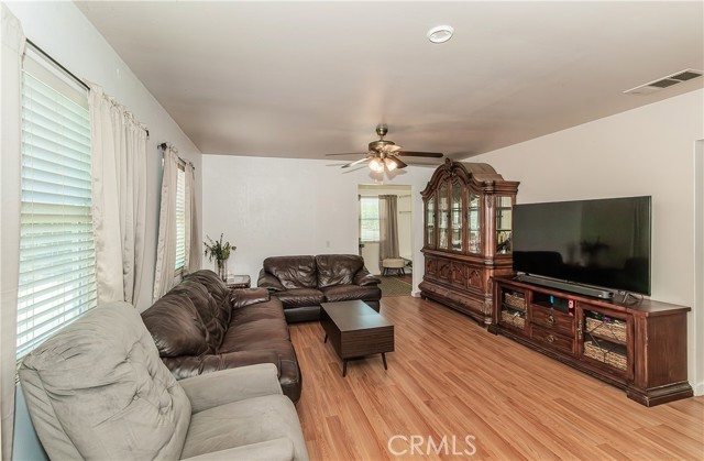1492 W Sumner Avenue, Fresno CA: https://media.crmls.org/medias/0a87df00-31b5-4e57-8580-b24998c12dd1.jpg