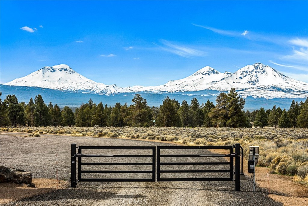 https://media.crmls.org/medias/0a8840c1-96a2-4fd1-b36b-771c55c51908.jpg?preset=X-Large