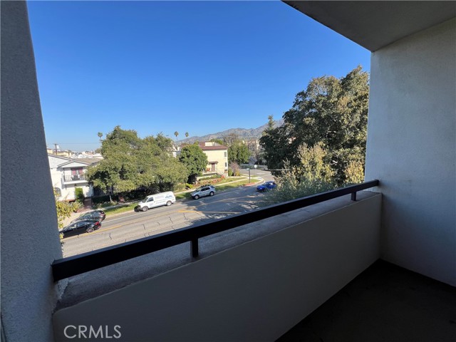 Detail Gallery Image 4 of 12 For 630 E Olive Ave #301,  Burbank,  CA 91501 - 2 Beds | 2 Baths