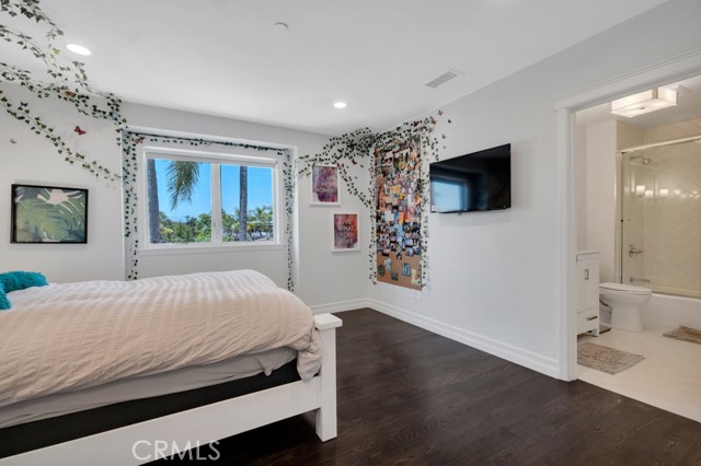 Image 38 of 69 For 15460 La Maida Street
