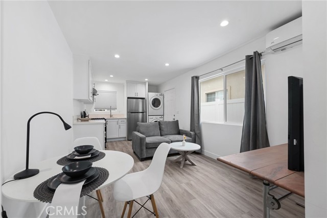 18017 Collins Street, Encino CA: https://media.crmls.org/medias/0a89b163-541c-4429-a86a-87fd47147a41.jpg