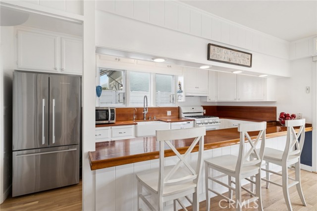 Detail Gallery Image 6 of 42 For 200 Grand Canal, Newport Beach,  CA 92662 - 4 Beds | 3 Baths