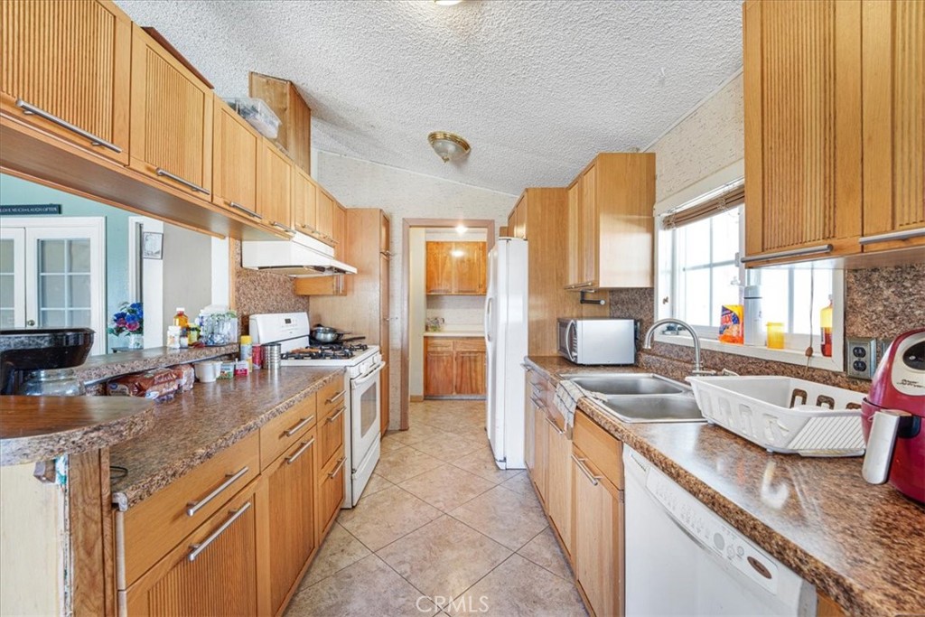 https://media.crmls.org/medias/0a8dce64-fe55-43a3-b7be-58dcc67b7185.jpg?preset=X-Large