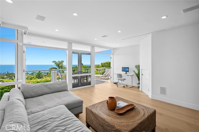 Detail Gallery Image 23 of 35 For 1061 Skyline Dr, Laguna Beach,  CA 92651 - 4 Beds | 2/2 Baths