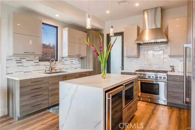 Detail Gallery Image 12 of 26 For 700 Broadway, Redondo Beach,  CA 90277 - 4 Beds | 3/1 Baths