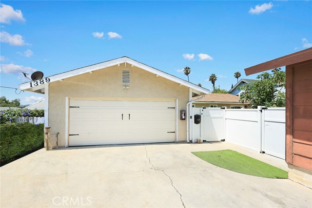 1385 N Marengo Avenue, Pasadena CA: https://media.crmls.org/medias/0a94421b-44d7-479e-b851-7f6948a4f94b.jpg