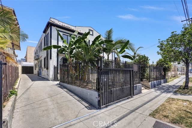 2625 San Marino Street, Los Angeles CA: https://media.crmls.org/medias/0a95ce32-3596-4fbb-8369-7a3d298c6bea.jpg