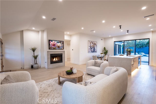 Detail Gallery Image 4 of 22 For 7913 Lasaine, Northridge,  CA 91325 - 4 Beds | 3/1 Baths