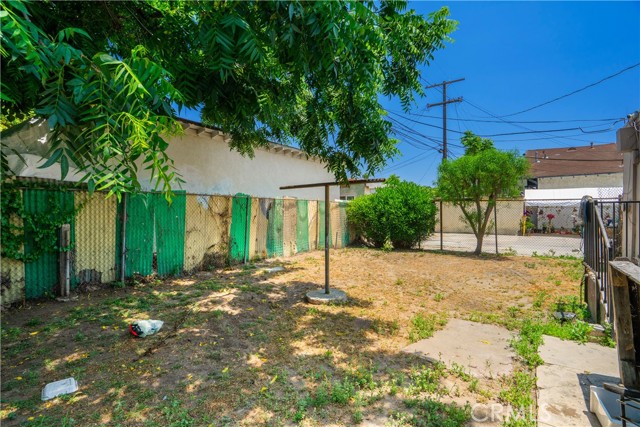 1139 E 68th Street, Los Angeles CA: https://media.crmls.org/medias/0a9b8397-21d2-4dd1-95d7-50b2b8ff183e.jpg