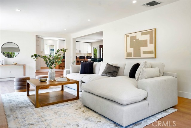 Detail Gallery Image 14 of 55 For 18324 Sylvan St, Tarzana,  CA 91335 - 4 Beds | 2 Baths