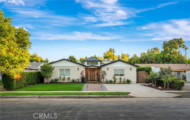 Detail Gallery Image 3 of 36 For 23506 Sylvan St, Woodland Hills,  CA 91367 - 4 Beds | 5 Baths