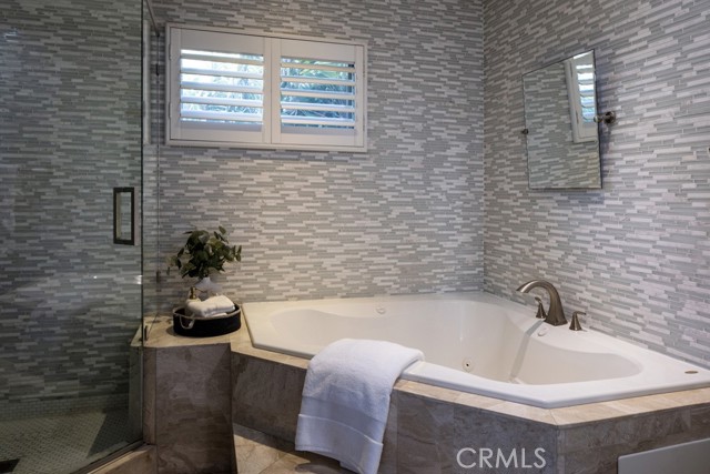 Detail Gallery Image 7 of 10 For 401 Holmwood, Newport Beach,  CA 92663 - 2 Beds | 2/1 Baths