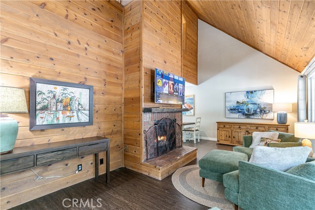 248 Hemlock Drive, Lake Arrowhead CA: https://media.crmls.org/medias/0aa8b919-0342-4942-8436-802cdca4cd84.jpg