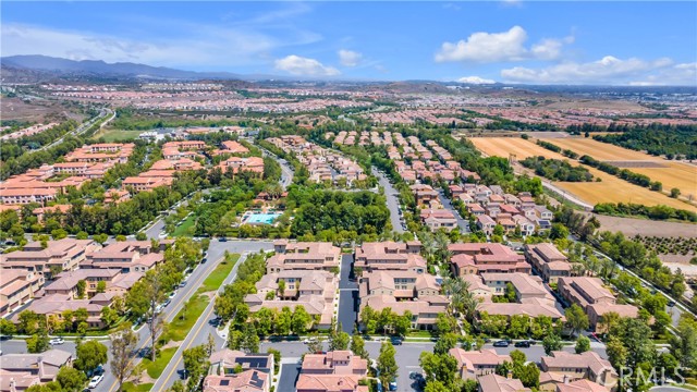 66 Full Moon, Irvine CA: https://media.crmls.org/medias/0aaba107-e34f-4095-b6fe-5ebd69f800ac.jpg