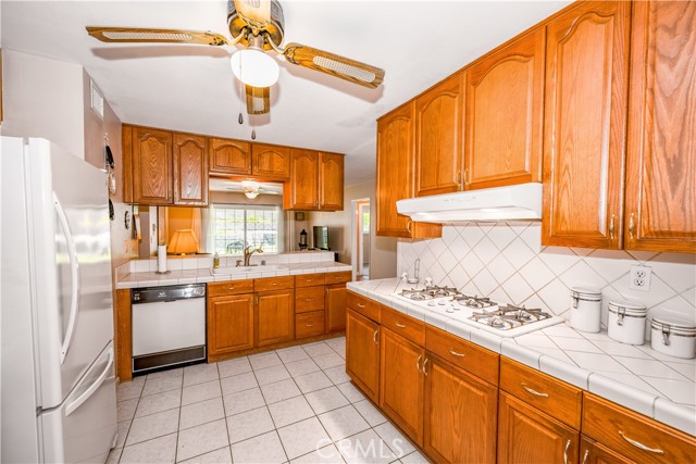 Detail Gallery Image 10 of 33 For 27812 Rosamond Dr, Canyon Country,  CA 91351 - 5 Beds | 2 Baths