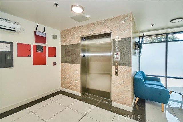 820 S Wilton Place, Los Angeles CA: https://media.crmls.org/medias/0ab29bf9-9a78-44bf-9a2f-a43f87d7d4f1.jpg