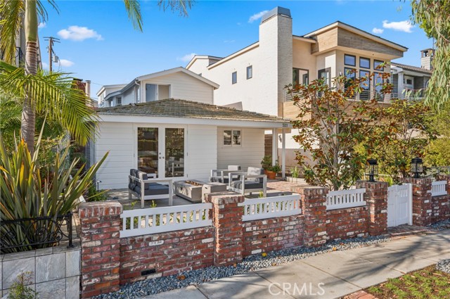 Detail Gallery Image 2 of 30 For 321 Poinsettia Ave, Corona Del Mar,  CA 92625 - 3 Beds | 2 Baths