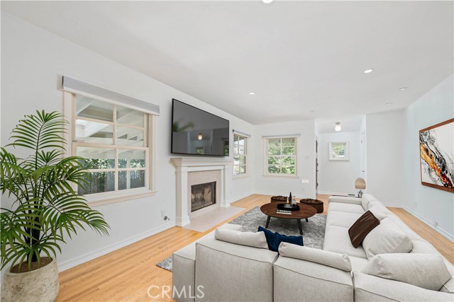 Detail Gallery Image 3 of 44 For 13964 Peach Grove St, Sherman Oaks,  CA 91423 - 3 Beds | 3 Baths