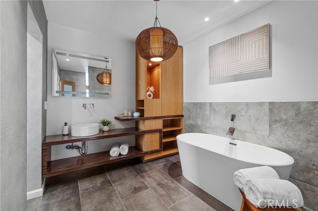 Detail Gallery Image 6 of 42 For 5339 Newcastle Ave #112,  Encino,  CA 91316 - 3 Beds | 2 Baths