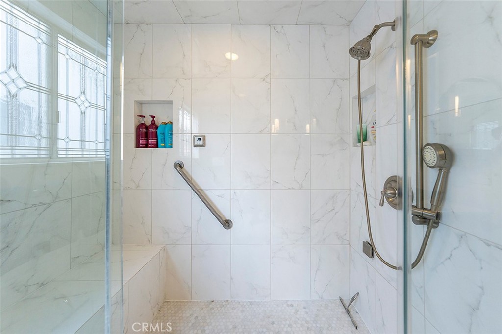 https://media.crmls.org/medias/0abcb67a-cd0a-41b2-aa7a-69fbd3639068.jpg?preset=X-Large