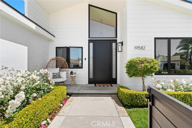 19582 Summer Breeze Lane, Huntington Beach CA: https://media.crmls.org/medias/0abd579b-bb54-4b22-9d34-ee7cb32e12cd.jpg